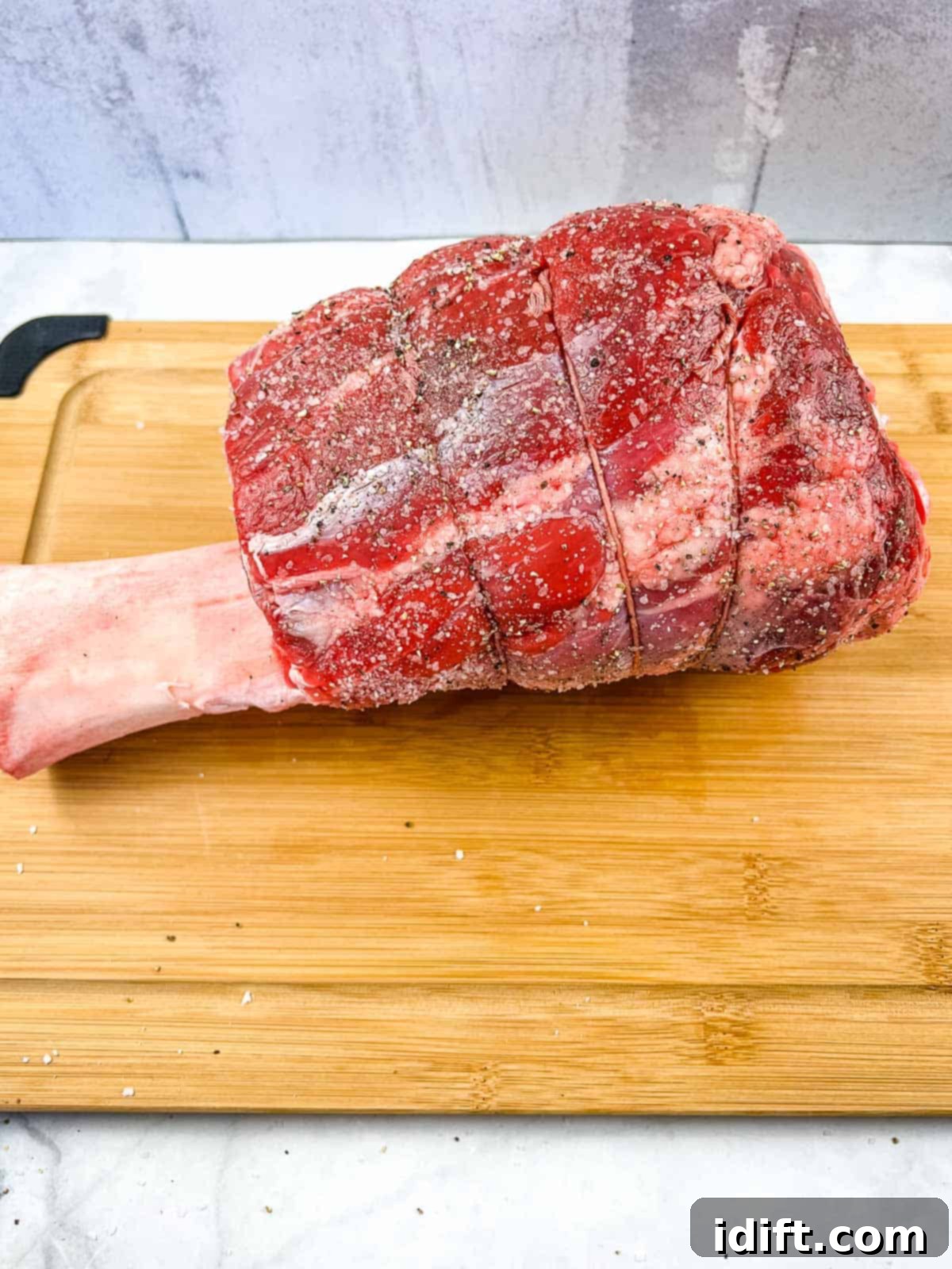 Smoked Beef Shank: The Legendary Cut 5 Raw smoked thor's hammer seasoned with salt and pepper.