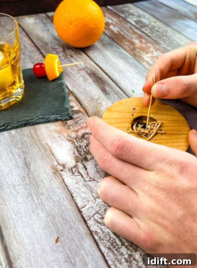 Add shavings to the wooden plate.