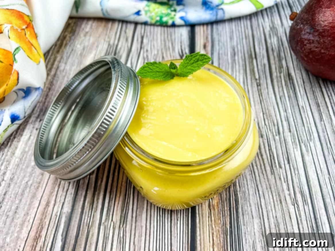 Dondurmayı Boş Verin: 19 Tatlı Lezzet 5 A jar of mango curd next to a mango and a mint leaf.